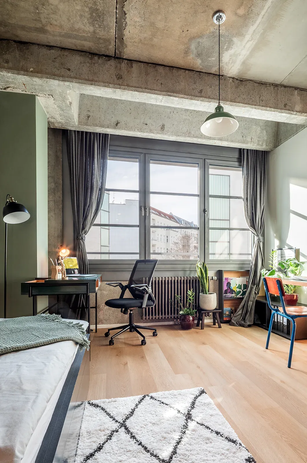 Styled desk area in a Classic Room at Neon Wood Berlin Frankfurter Tor showing decorated workspace and personalization example