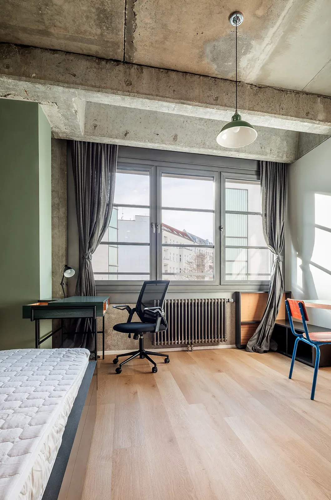 Undecorated desk area in a Classic Room at Neon Wood Berlin Frankfurter Tor showing furnished baseline without styling accents