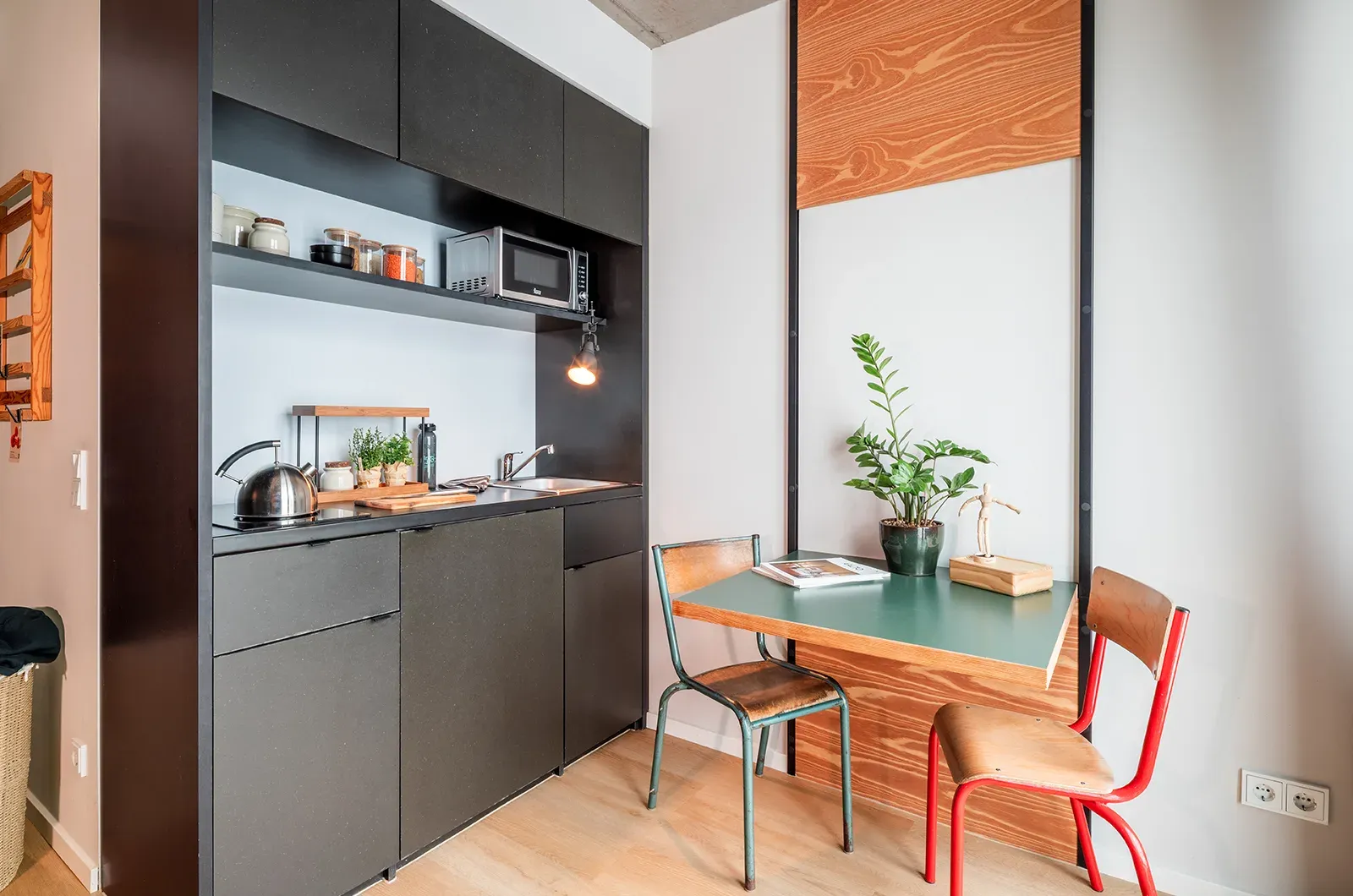 Styled kitchen in a Classic Balcony Room at Neon Wood Berlin Frankfurter Tor showing decorated workspace and personalization example