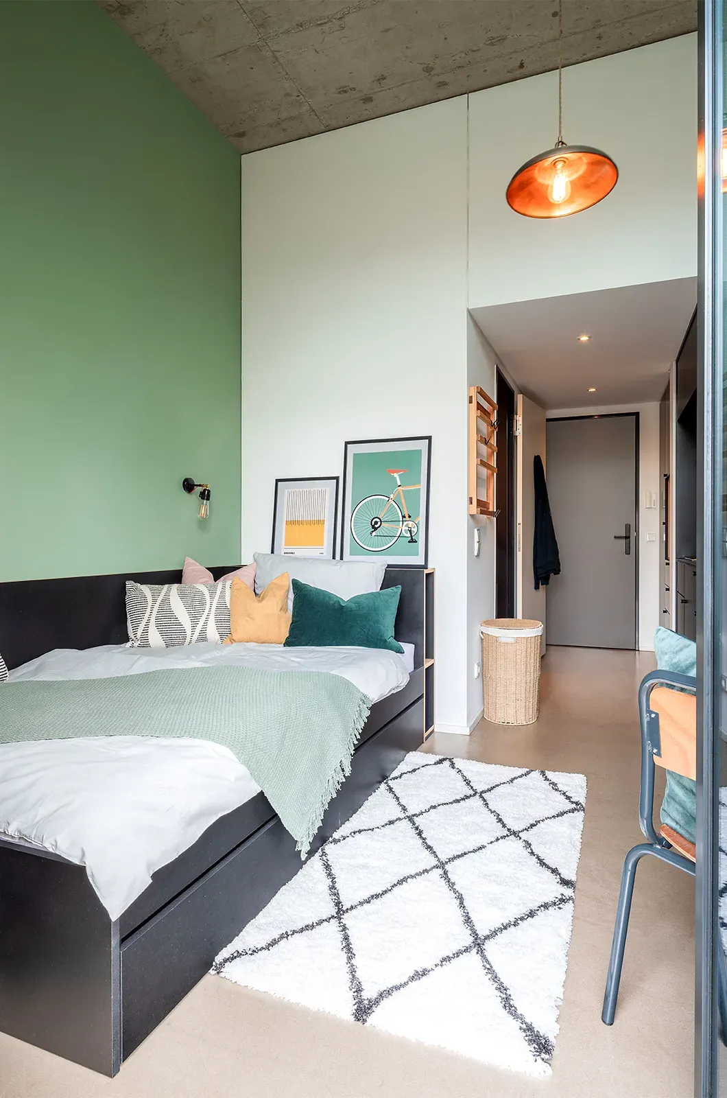 Styled bed area in a Patio Room at Neon Wood Frankfurt Riedberg showing decorated sleeping space and personalization example