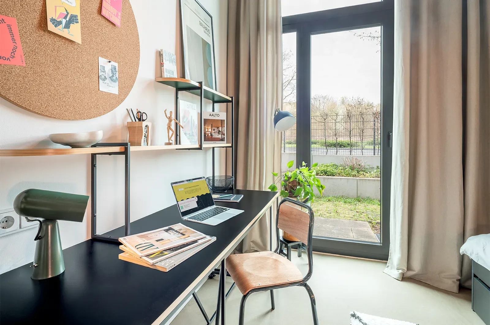 Styled desk and patio access in a Patio Room at Neon Wood Frankfurt Riedberg showing decorated workspace and personalization example