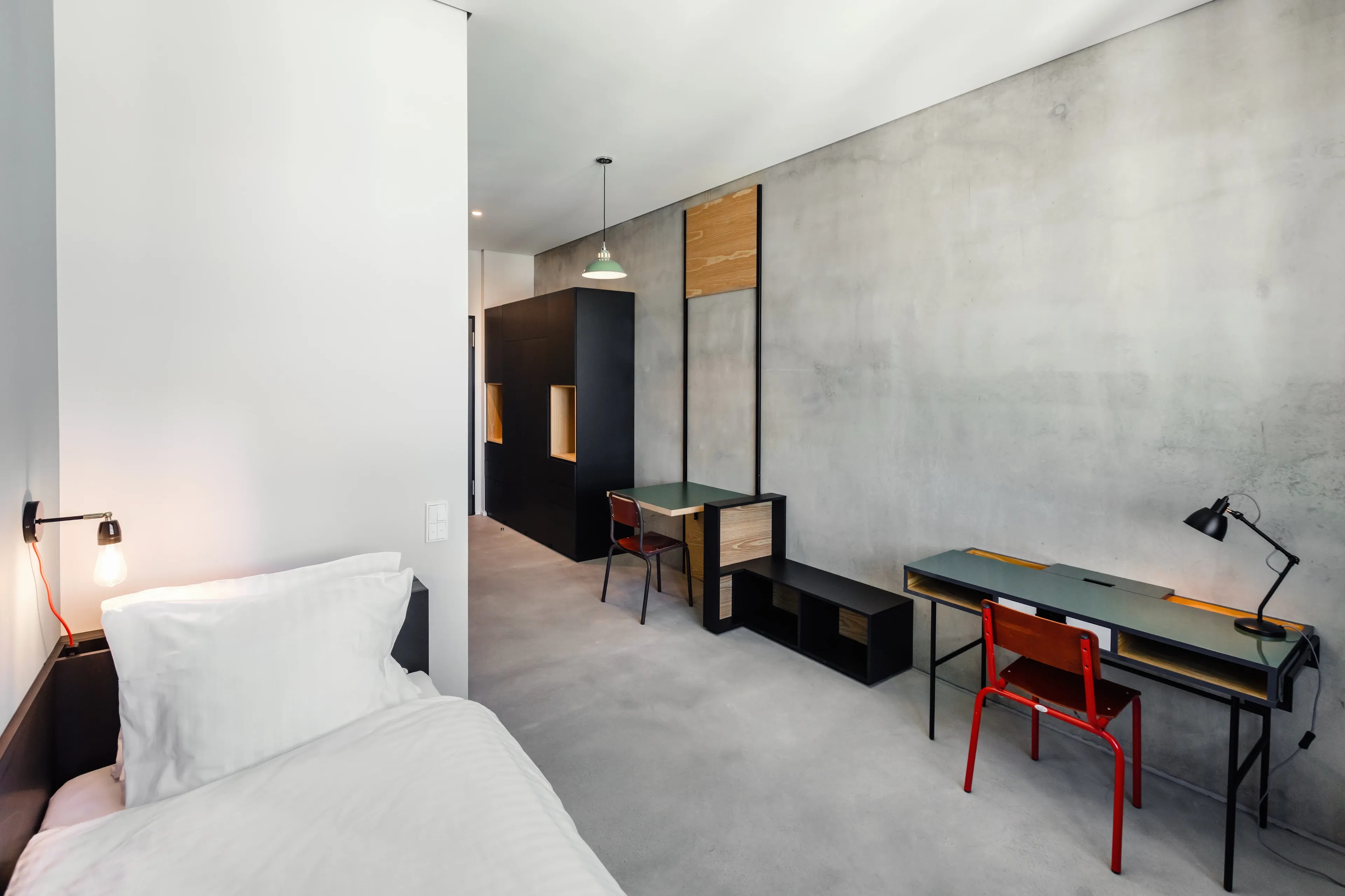 Picture category Deluxe Penthouse room Neon Wood