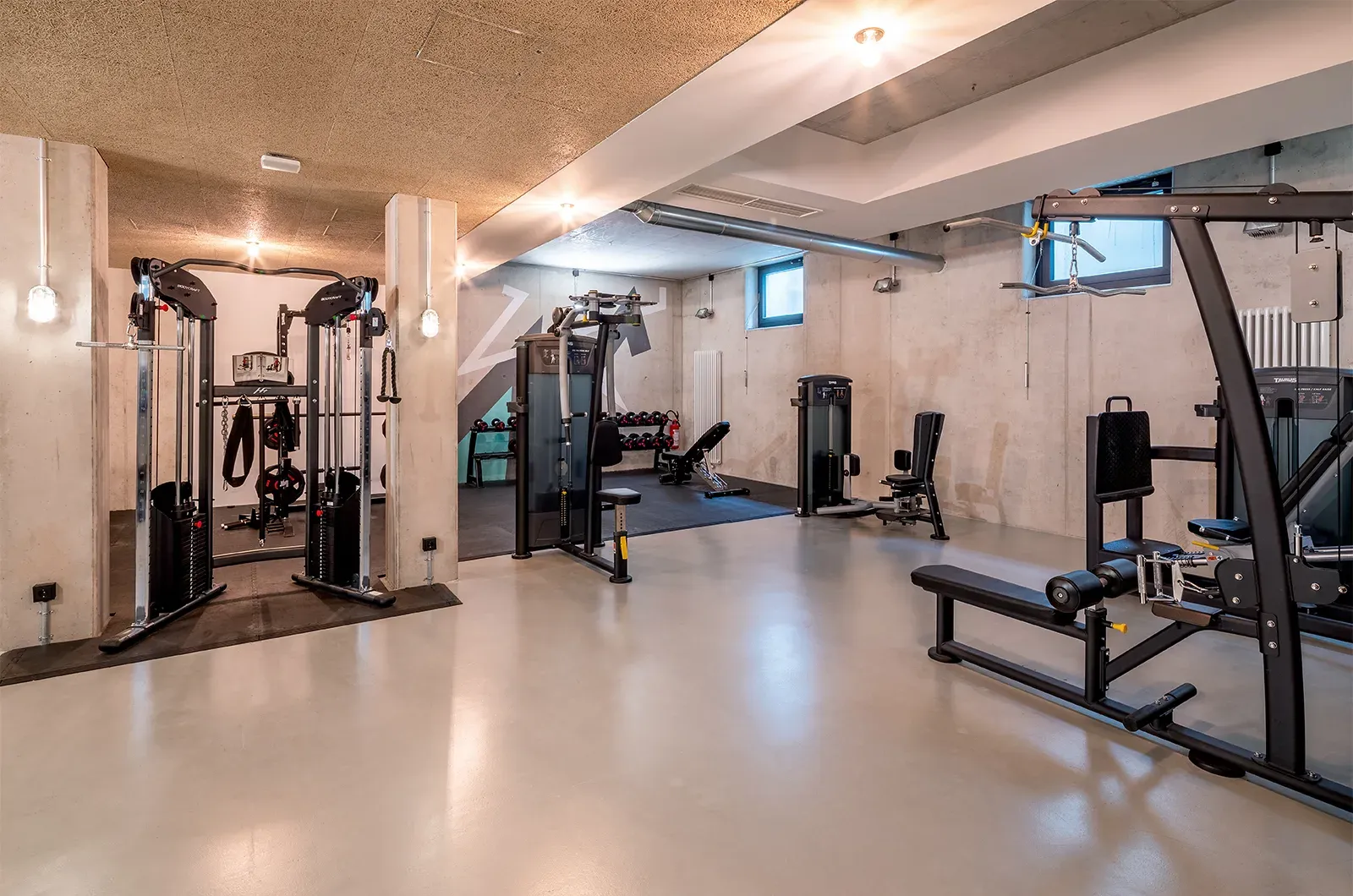 Fitness gym at Neon Wood Berlin Adlershof featuring cardio machines, weight training area, equipment machines and storage space for student residents