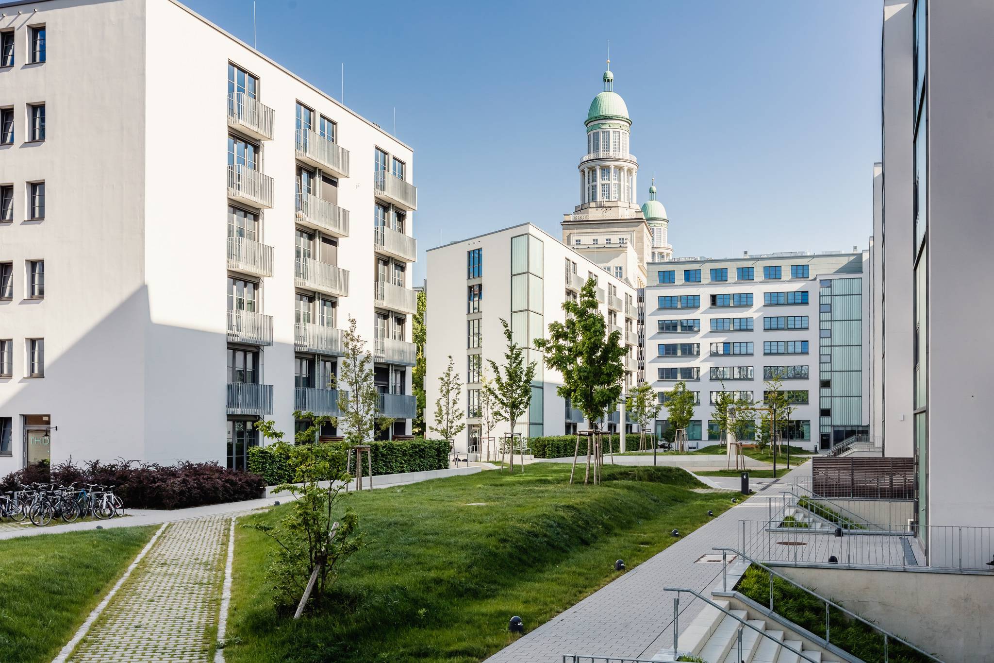 Neon Wood Courtyard Frankfurter Tor