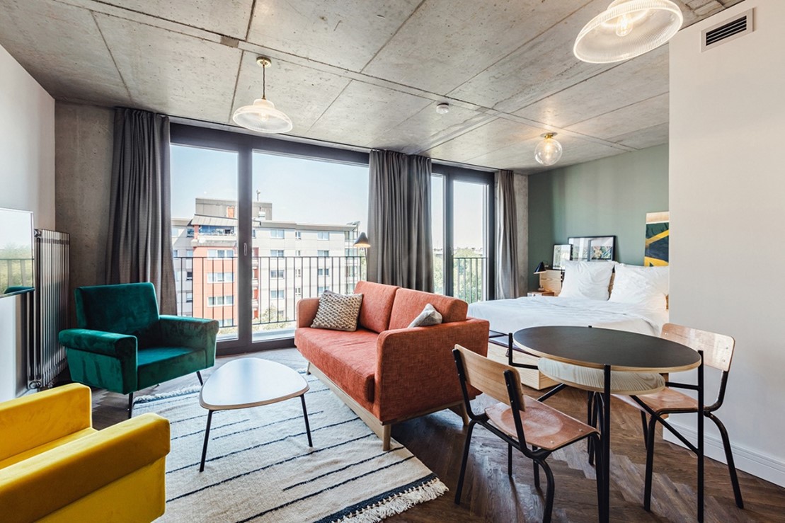 Berlin Wedding NeonGold Balcony